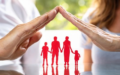 1beskytt-familien---hender-som-verner-familien